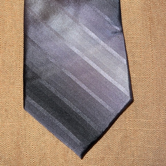 Lot of 5 ties. Alfani (3) Merona (1) Perry Ellis (1) - 3 “skinny/modern” 2 reg. - Picture 10 of 11